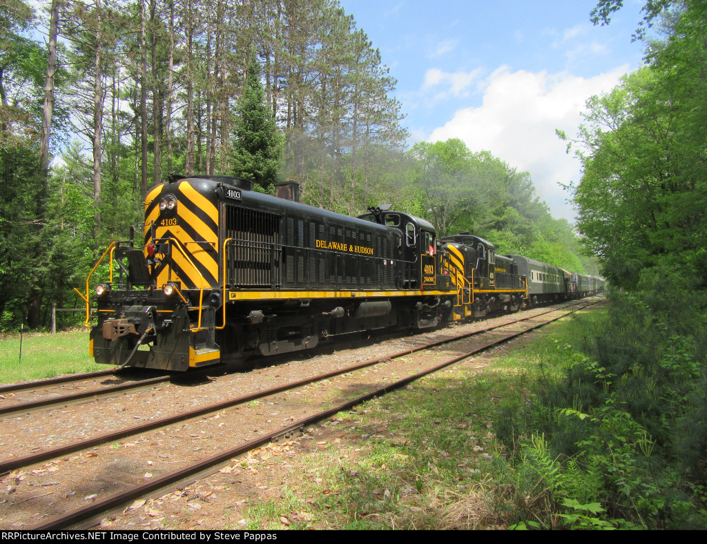 D&H Alcos 4103 and 4118 leading a fantrip